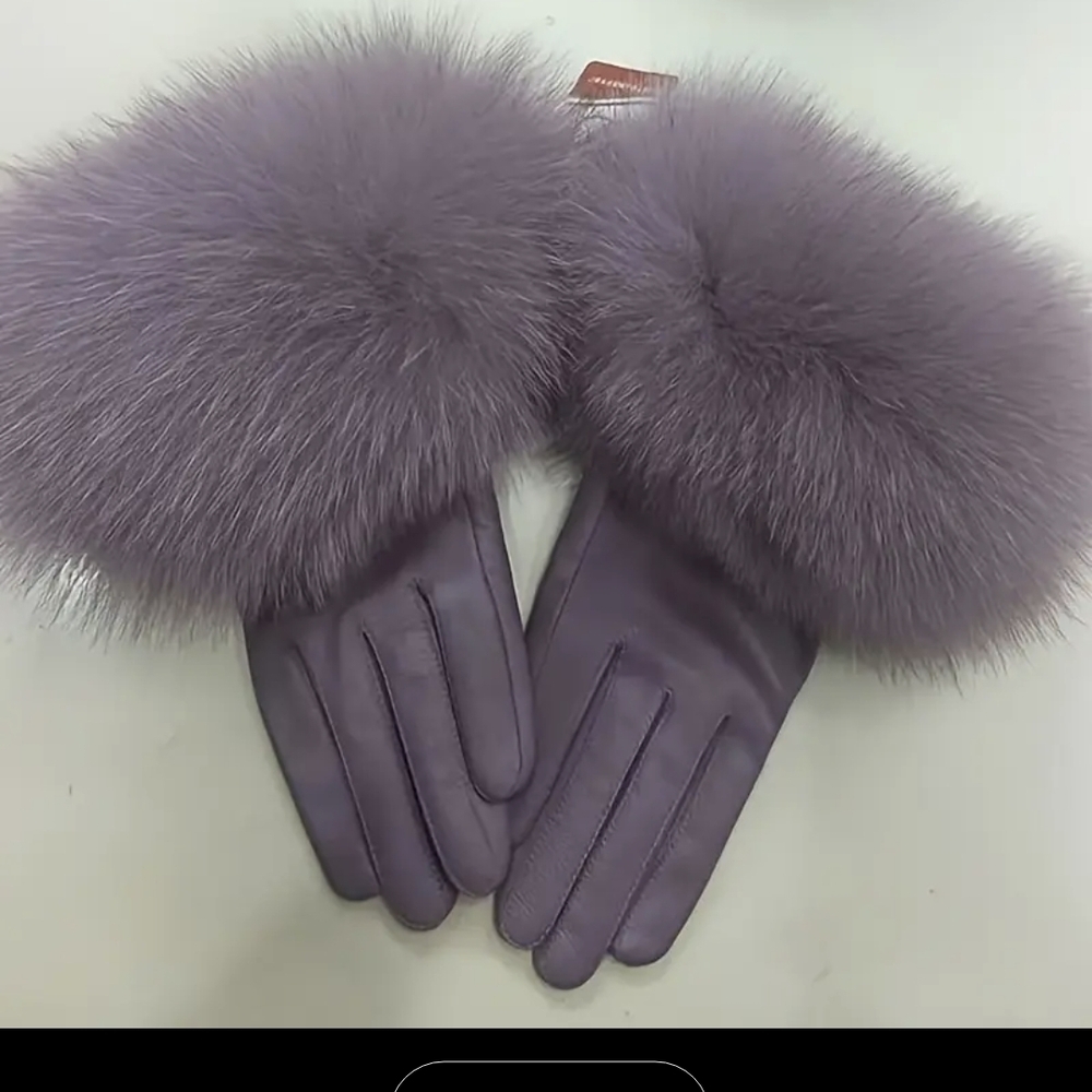 Elegant Red Fur-Trimmed Gloves - Picture 5 of 7